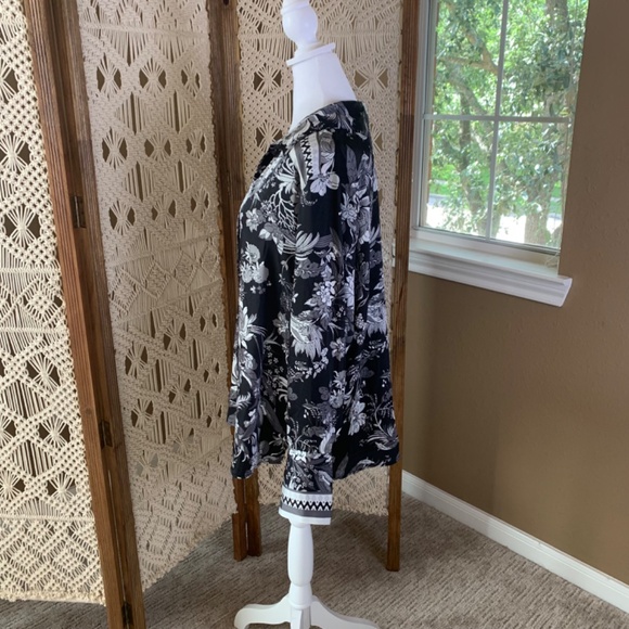 Black and white floral XL Womens Blouse Long Sleeve Button-Up Collar Flowy Light - Picture 2 of 9